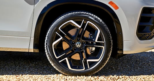 2025 VW Tiguan wheel close-up